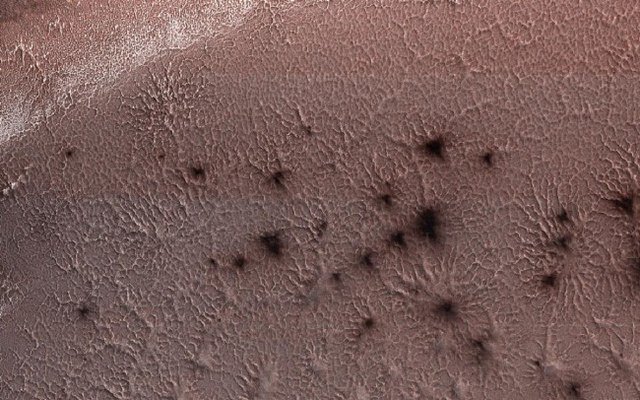 تپه‌های عنکبوتی شکل در قطب جنوب سیاره سرخ/ عکس روز ناسا