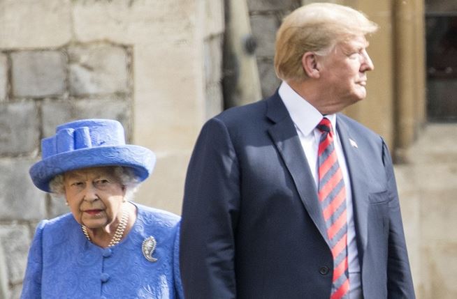 جنجال ملاقت ترامپ و ملکه انگلستان/ ملکه، رئیس جمهور آمریکا را ۱۵ دقیقه معطل کرده است! +عکس