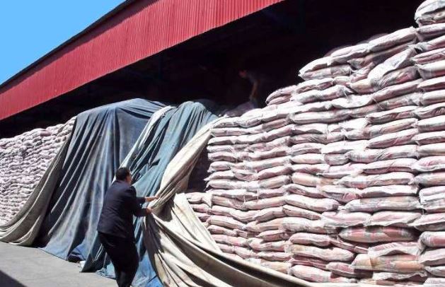 عرضه هزاران تن برنج، نخ و کاغذ احتکار شده در بازار
