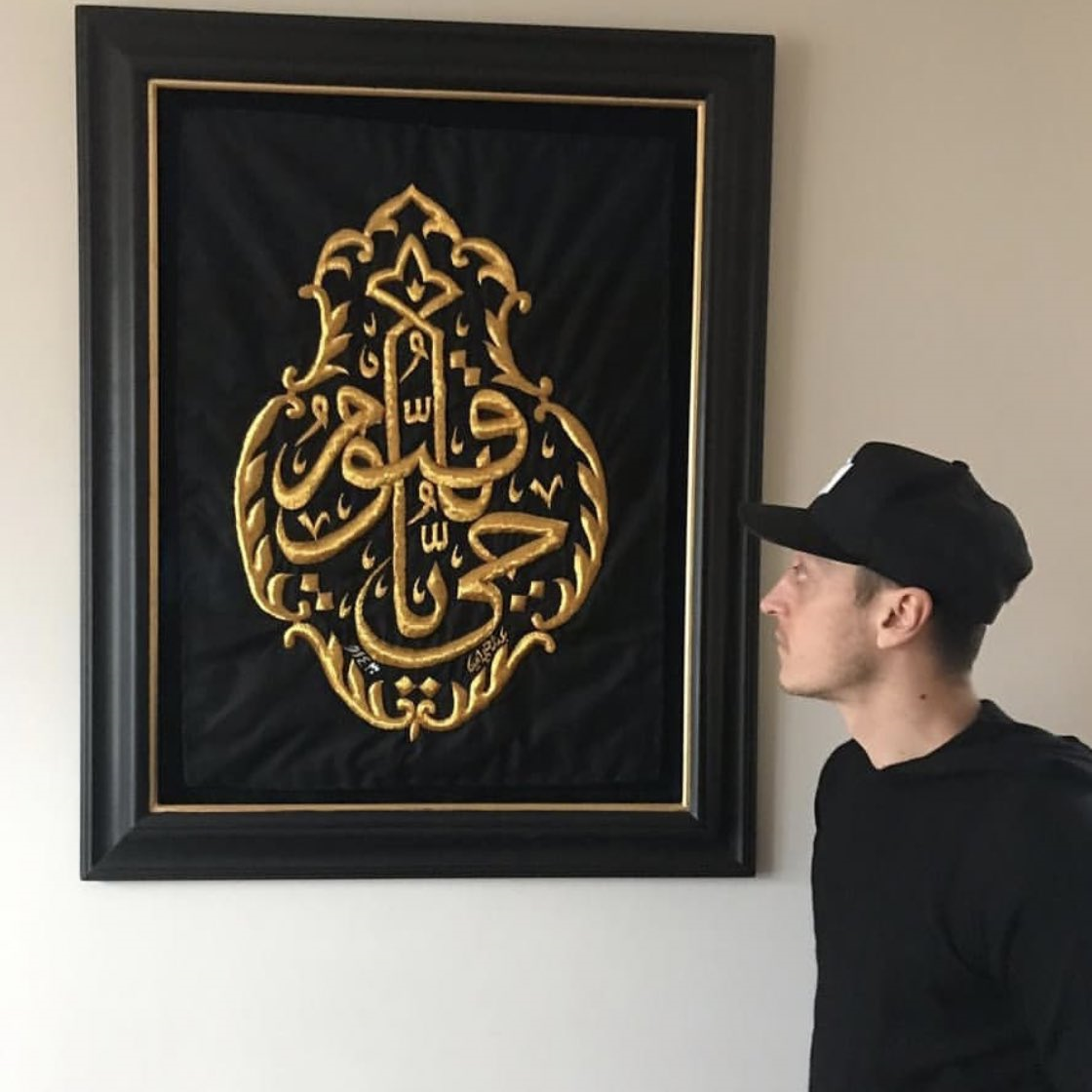 تابلو ذکر «یا حی یا قیوم» در خانه ستاره مسلمان آرسنال+عکس