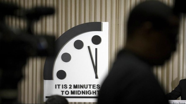 ساعت آخرالزمان آمریکایی‌ها؛ بشر همچنان دو دقیقه فرصت دارد/ دو خطر فوری و حیاتی برای بشر