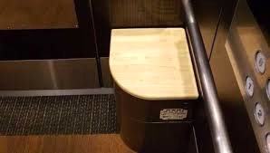 اختراع توالت مدرن ویژه سالمندان