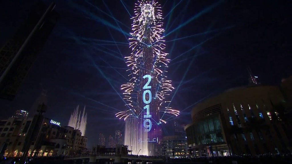 آتش بازی برج خلیفه دوبی برای تبریک سال ۲۰۱۹ را ببینید: یک آسمان خراش، یک نمایشگر