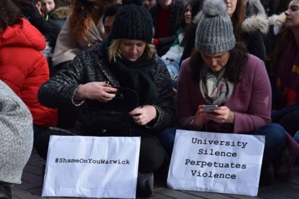 تظاهرات دانشجویان انگلیسی در اعتراض به تجاوز جنسی