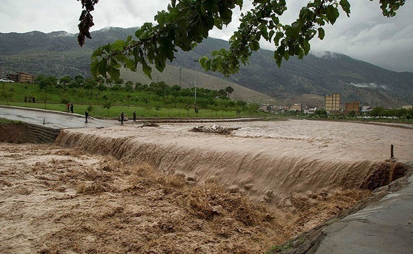طغیان رودخانه نکا در مرکز شهر/  بحران در نقاط مختلف شهری و روستایی نکا ادامه دارد