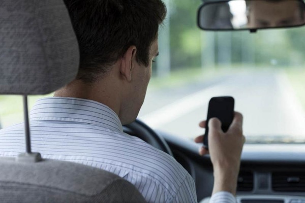 جریمه استفاده از تلفن‌همراه حین رانندگی اعلام شد
