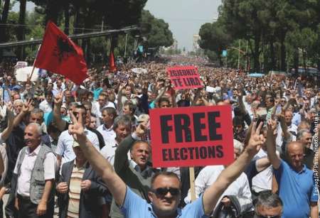 تظاهرات ضد دولتی آلبانی با حضور هزاران نفر در خیابان‌های پایتخت