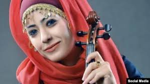 خواننده زن در روستای ابیانه به یک سال حبس محکوم شد