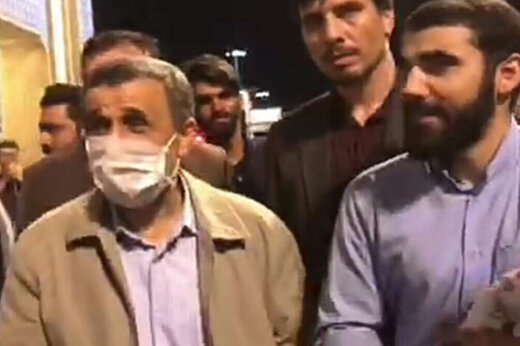 احمدی نژاد بی‌اعتنا به کرونای در قم/ بوسیدن یک نوزاد سوژه شبکه‌های اجتماعی+فیلم