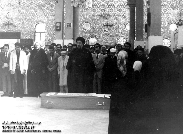 نماز امام موسی صدر بر پیکر دکتر شریعتی+ عکس