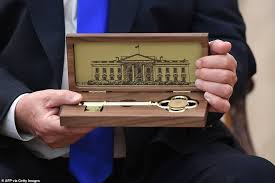 کلید کاخ سفید هدیه ترامپ به نتانیاهو + عکس