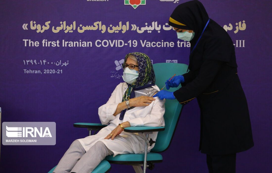 تزریق واکسن برکت به مینو محرز / عکس