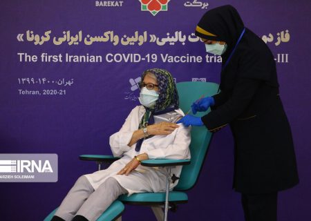 تزریق واکسن برکت به مینو محرز / عکس
