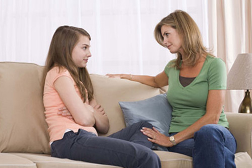 همه علائم و نشانه‌های بلوغ در دختران و نحوه مواجهه والدین
