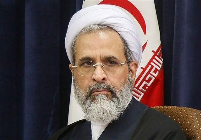 واکنش امام جمعه قم به تعرض به تصویر امام خمینی