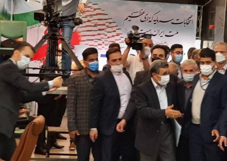 محمود احمدی‌نژاد برای انتخابات اعلام کاندیداتوری کرد