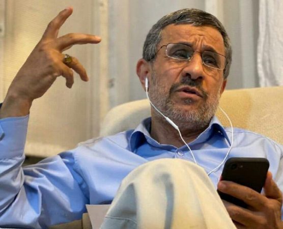 احمدی نژاد در زمان گفتگو در کلاب هاوس/ عکس