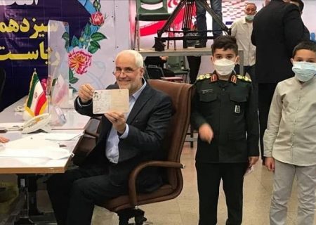 محسن مهرعلیزاده به همراه نوه هایش برای انتخابات ریاست جمهوری اعلام کاندیداتوری کرد