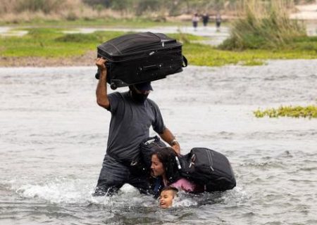 عبور پناهجویان از رود مرزی بین مکزیک و آمریکا