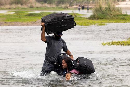 عبور پناهجویان از رود مرزی بین مکزیک و آمریکا