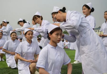 مراسم فارغ التحصیلی دانشجویان پرستاری در چین