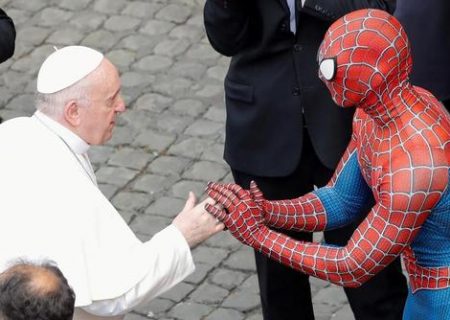 دیدار پاپ فرانسیس با مرد عنکبوتی/عکس