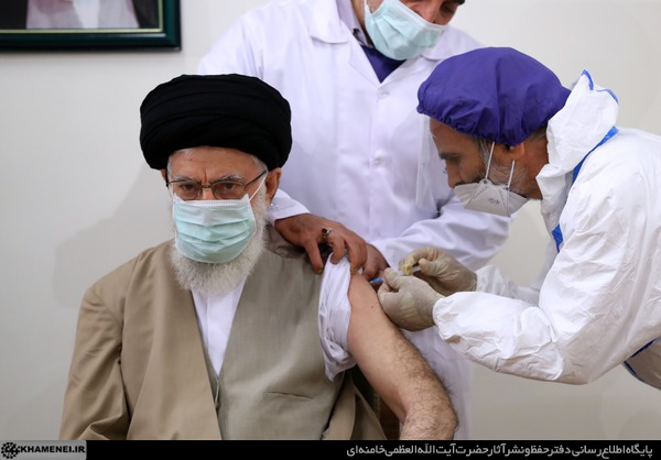 آیت‌الله خامنه‌ای دُز اول واکسن کوو ایران برکت را دریافت کردند