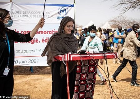 سخنرانی آنجلینا جولی با روسری برای پناهندگان/ عکس