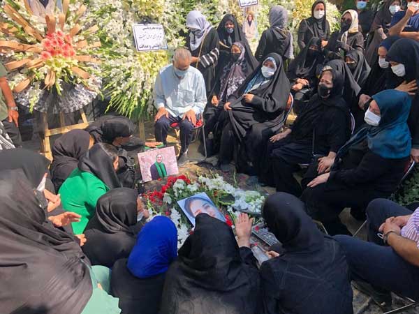 یادبود ریحانه یاسینی در بهشت زهرا / عکس