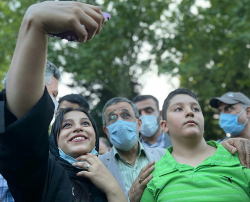 عکس های یادگاری احمدی‌نژاد با مردم در روز مناظره انتخابات