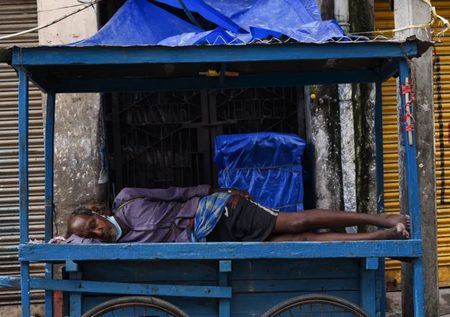 خواب مرد دستفروش هندی در قرنطینه کرونایی/ عکس