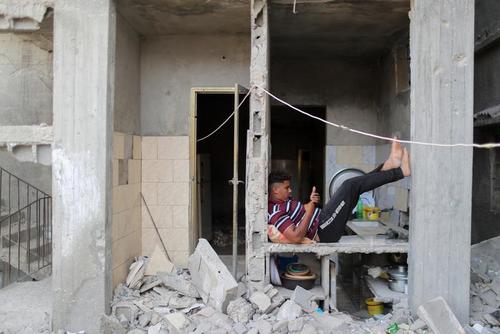 زندگی در خانه آسیب دیده از حملات هوایی اسراییل/ عکس
