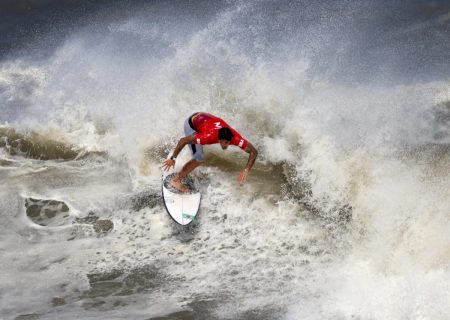 تصویر منتخب AFP از مسابقات موج سواری