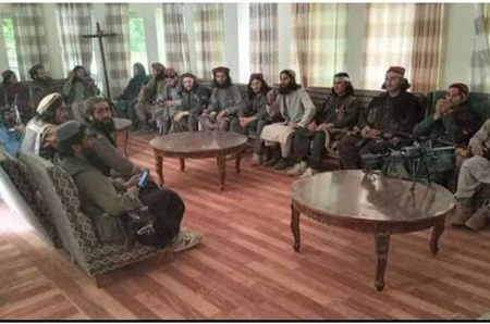 عکس تاریخی طالبان در دفتر «احمدشاه مسعود»
