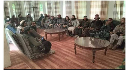 عکس تاریخی طالبان در دفتر «احمدشاه مسعود»