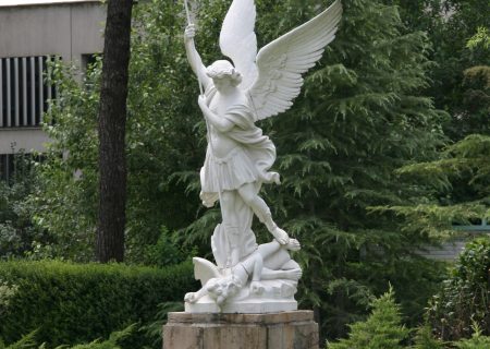 عکسی از فرشته آزادی در حیاط مجلس ایران