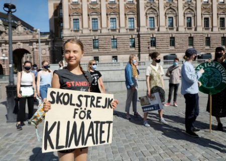گرتا تونبرگ در تجمع اعتراضی مقابل پارلمان سوئد/ عکس