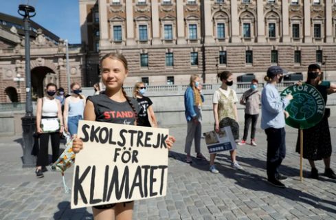 گرتا تونبرگ در تجمع اعتراضی مقابل پارلمان سوئد/ عکس