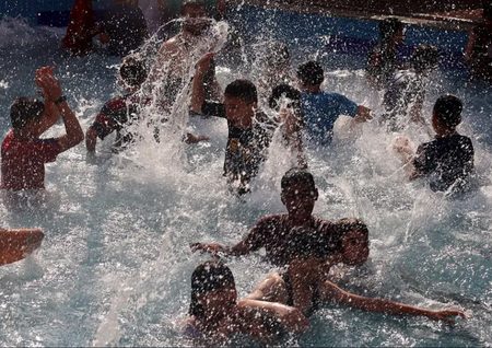 آب بازی در گرمای تابستانی در باریکه غزه/عکس