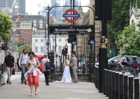 یک عروس و داماد در خیابان های لندن/عکس