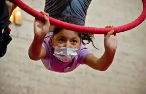 تمرین دختر نوجوان برای سیرکی در مکزیک/ عکس