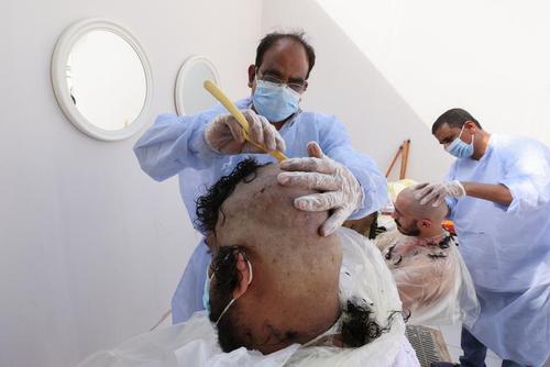حاجیان در حال تراشیدن موی سر/ عکس