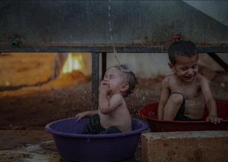 خنک کردن کودکان در دمای ۴۰ درجه/ عکس