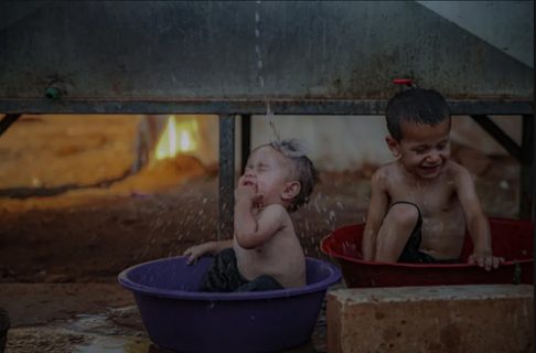 خنک کردن کودکان در دمای ۴۰ درجه/ عکس