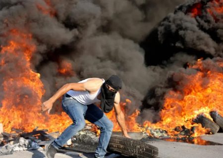 جوان فلسطنی میانه آتش / عکس