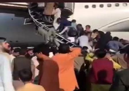 وضعیت فرودگاه کابل ؛ مردم می خواهند به زور سوار هواپیما شوند/ فیلم و عکس
