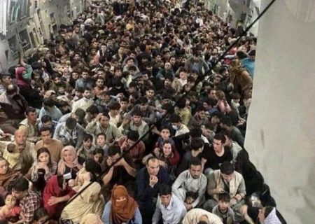 تصویرى از داخل هواپیماى جنجالى فرودگاه کابل : ۶۴٠ نفر