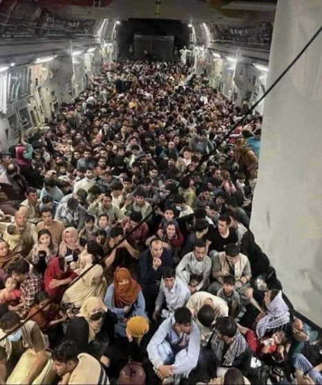 تصویرى از داخل هواپیماى جنجالى فرودگاه کابل : ۶۴٠ نفر