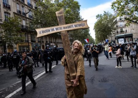 تظاهرات علیه محدودیت های کرونا در پاریس/ عکس