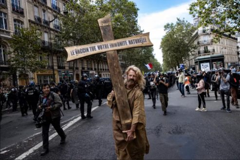 تظاهرات علیه محدودیت های کرونا در پاریس/ عکس